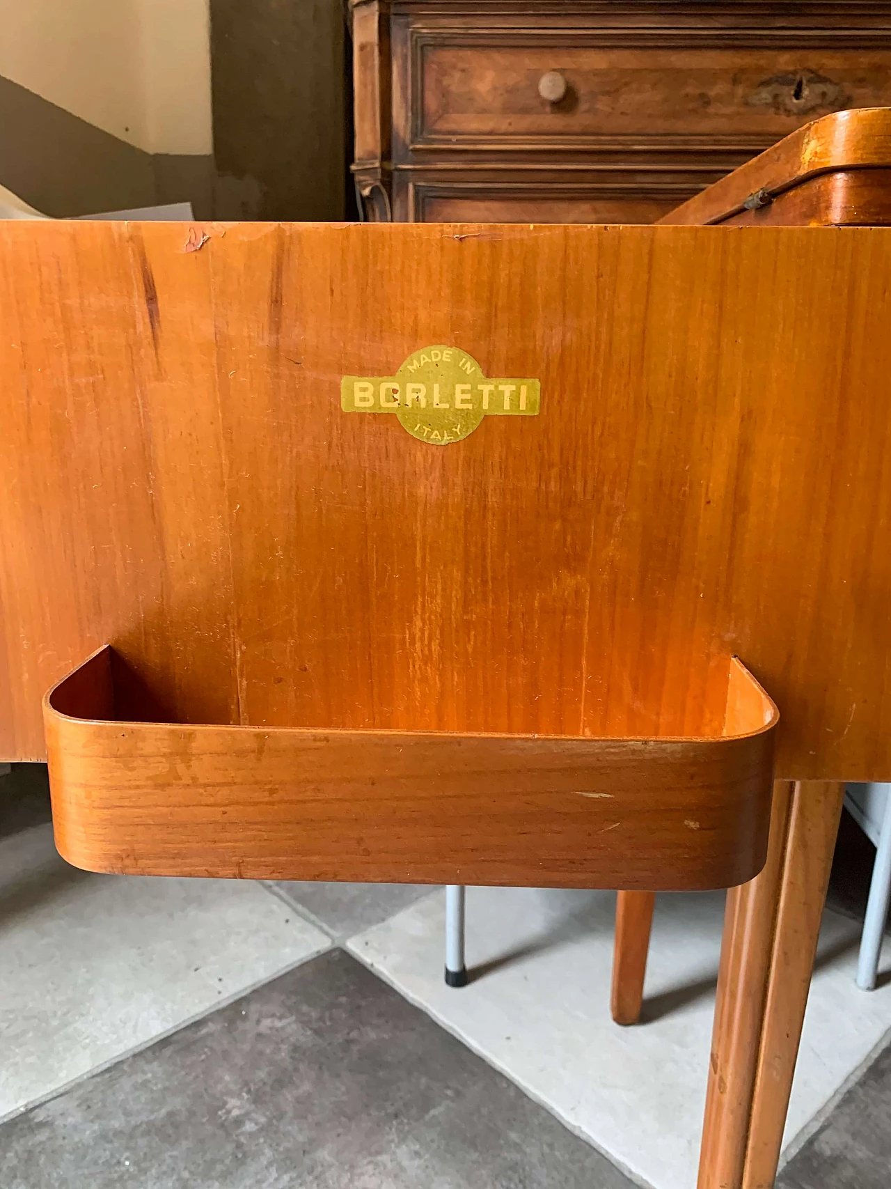 Wooden coffee table with opening top and internal compartment, 1940s 4