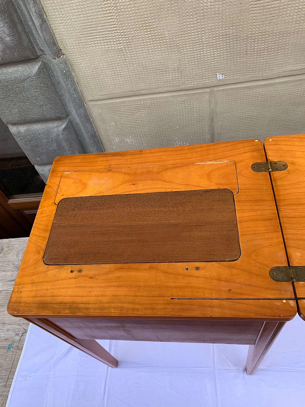 Wooden coffee table with opening top and internal compartment, 1940s 5