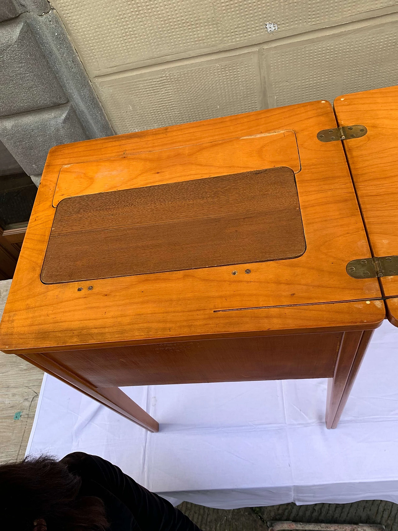 Wooden coffee table with opening top and internal compartment, 1940s 8