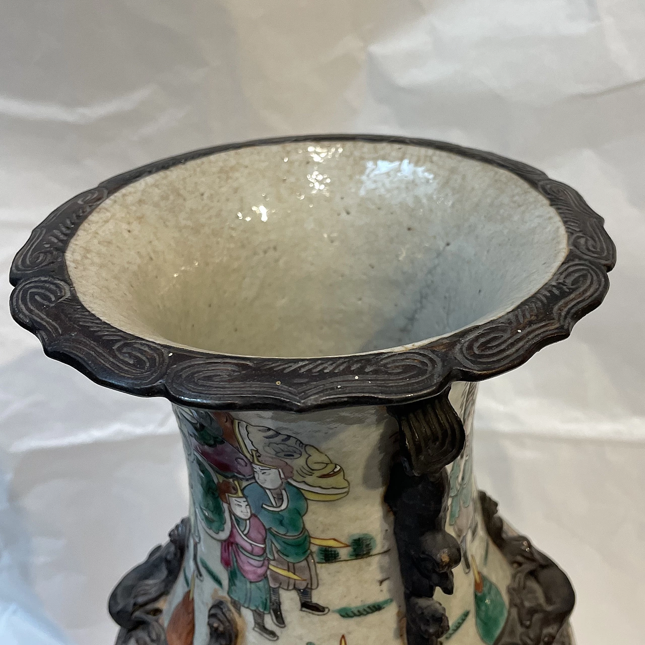 Pair of Chinese ceramic vases with war scenes and wooden details, 1920s 4