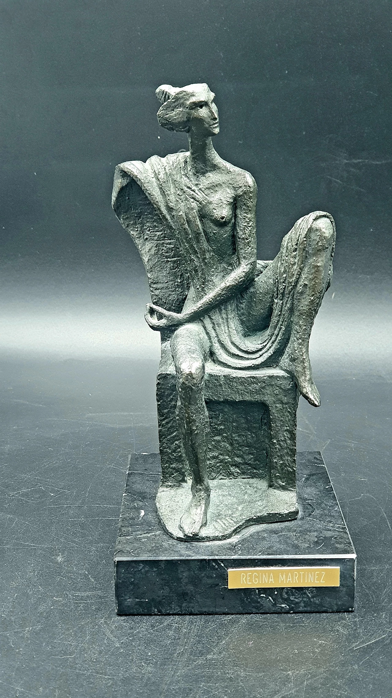 Regina Martinez, scultura in resina su base di marmo, anni '70 1