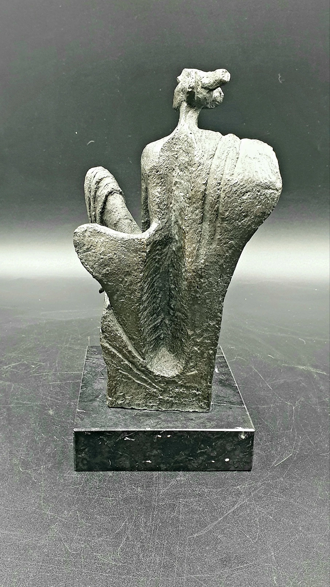 Regina Martinez, scultura in resina su base di marmo, anni '70 5