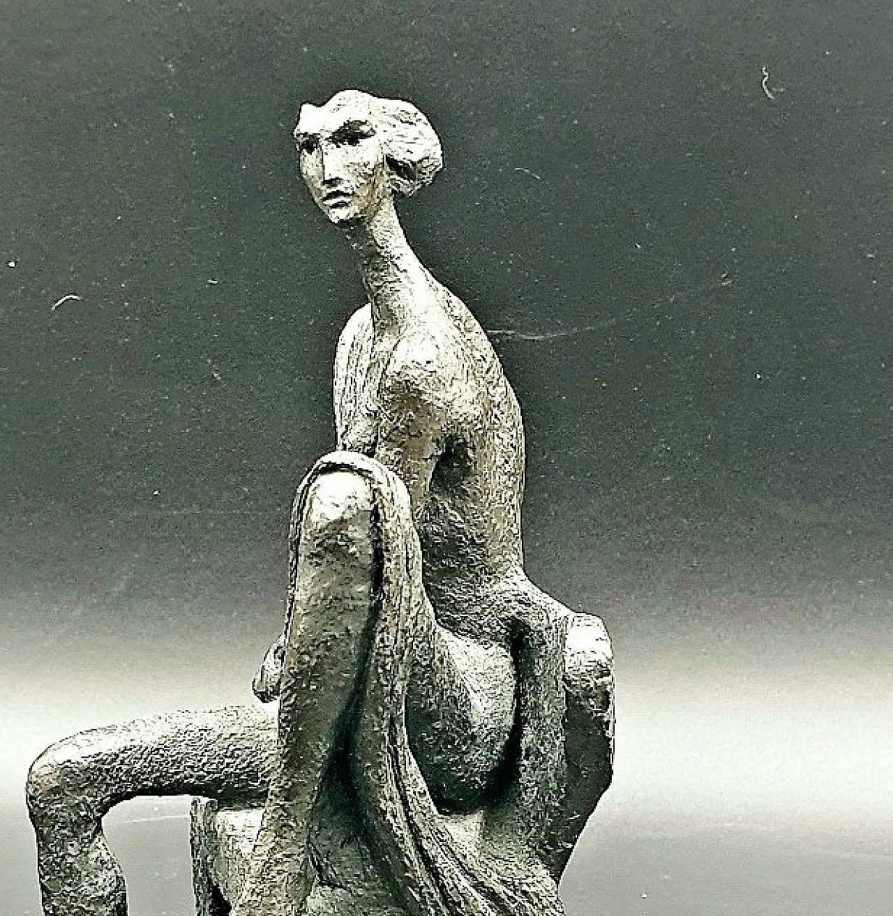 Regina Martinez, scultura in resina su base di marmo, anni '70 9