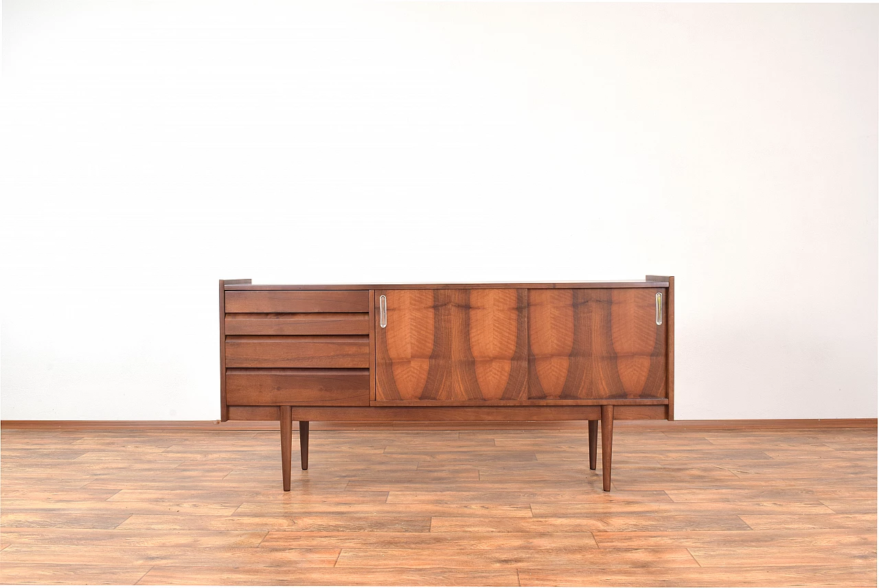 Credenza impiallacciata in noce di Bytomskie Fabryki Mebli, anni '60 1