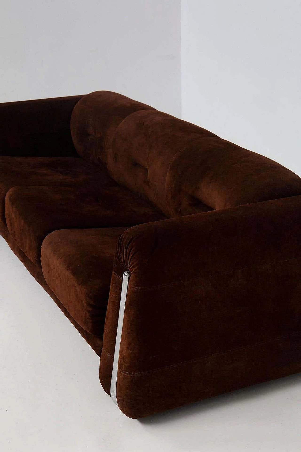 Brown velvet geometric sofa with metal frame, 1970s 18