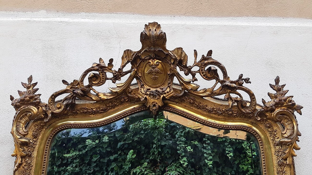Specchiera parigina in legno dorato con cimasa blasonata, '800 5