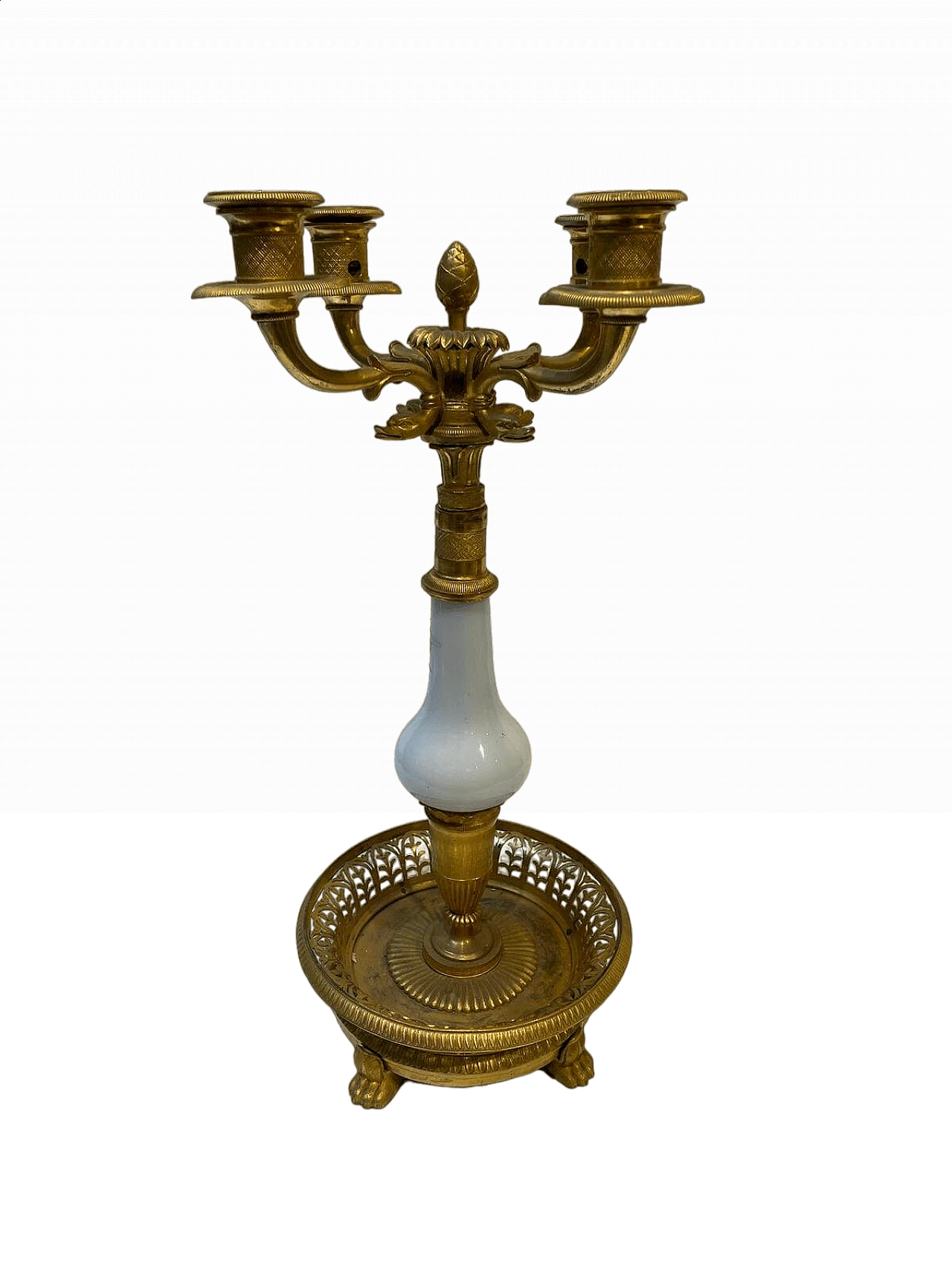 Candelabro in bronzo dorato e cesellato con dettaglio in vetro bianco, 1860 10