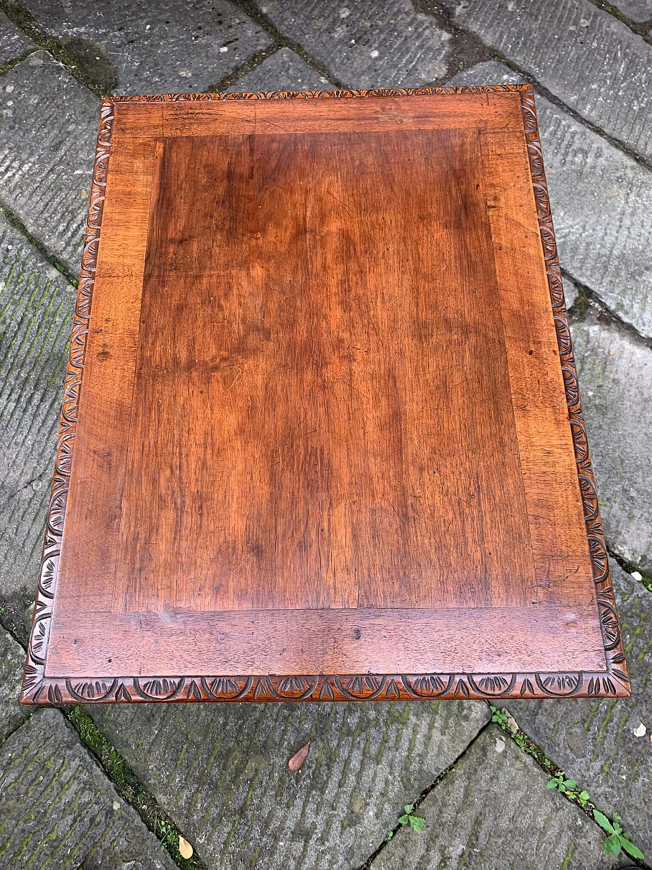 Chestnut coffee table with carvings 7