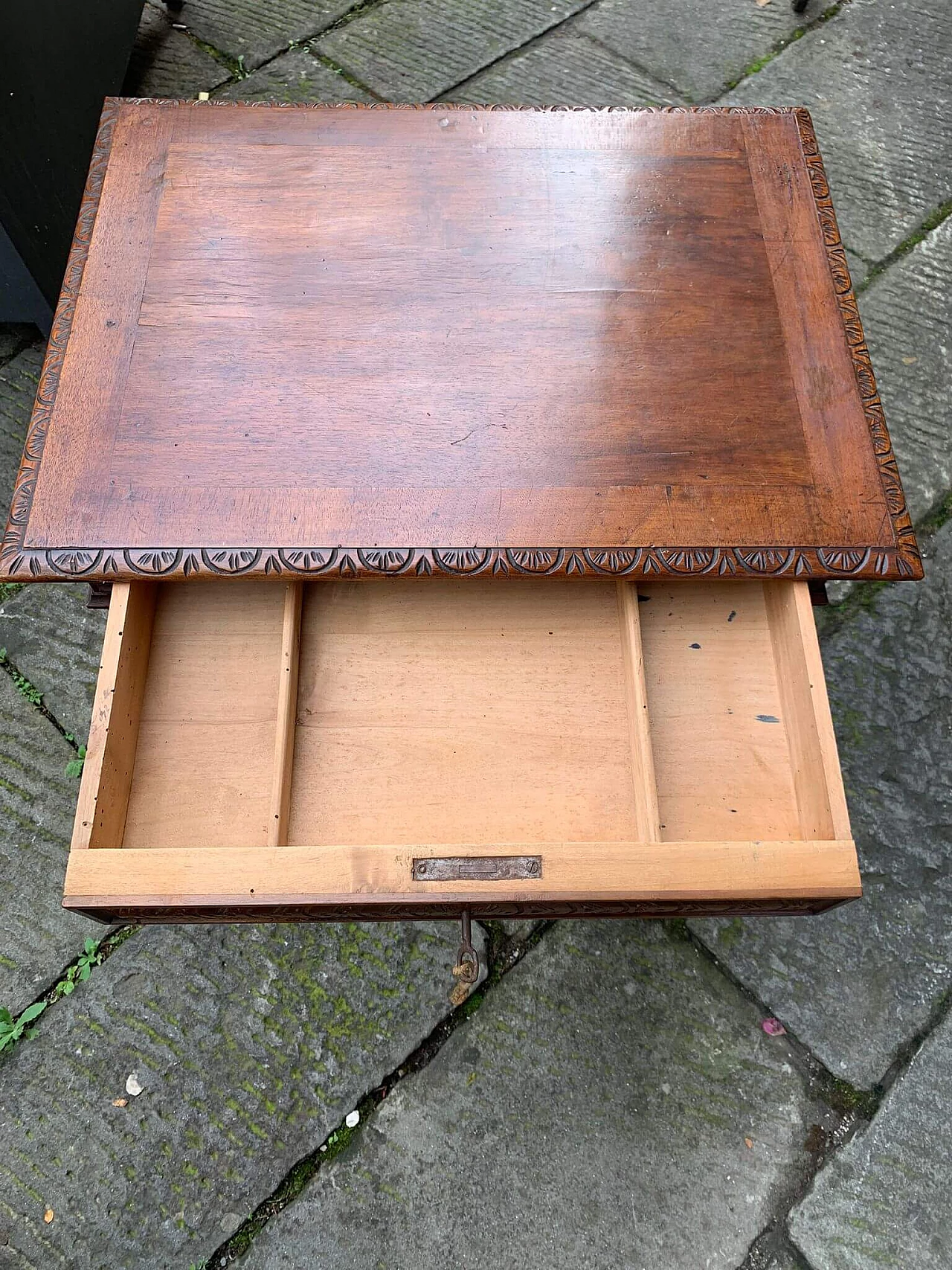 Chestnut coffee table with carvings 8