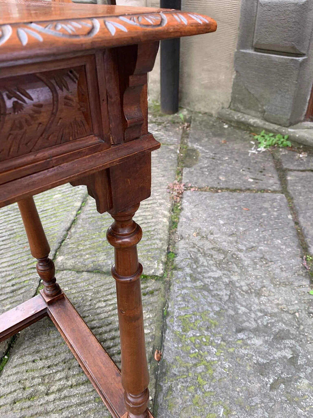 Chestnut coffee table with carvings 9