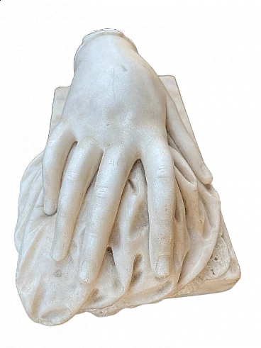 Scultura in marmo bianco raffigurante la Mano di Dio, inizio '800