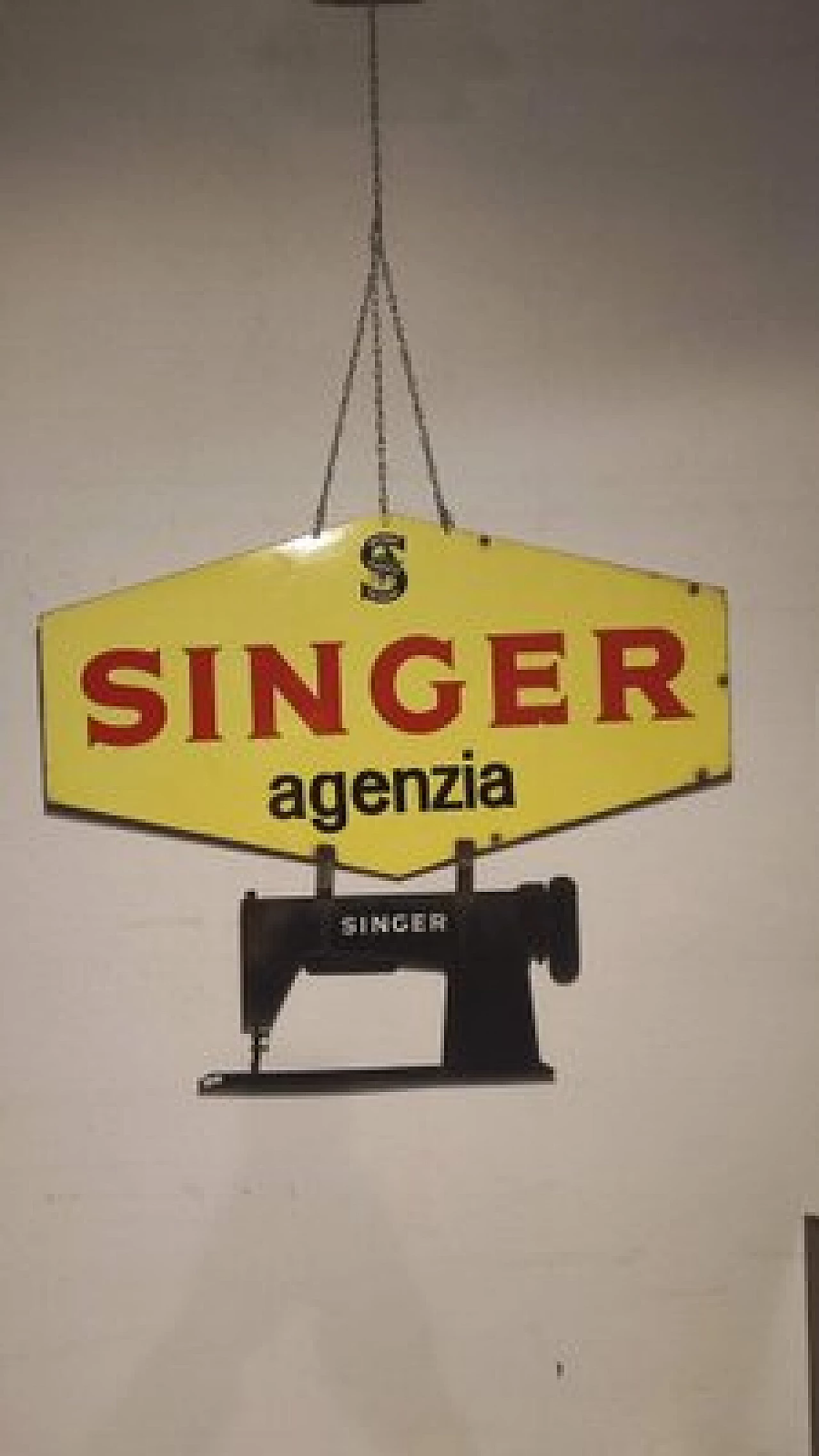 Insegna in metallo giallo per Singer, anni '50 7