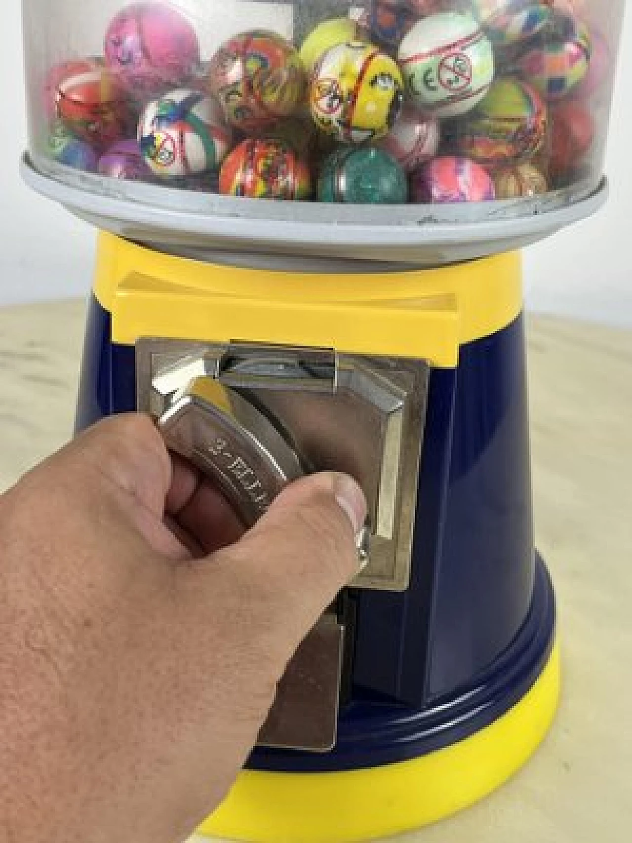 Little ball vending machine, 1980s 2