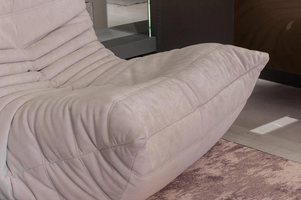 Poltrona Togo Alcantara Pearl di Michel Ducaroy per Ligne Roset 6