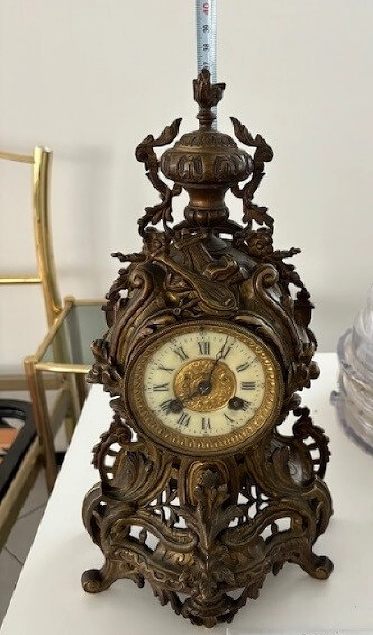 Baroque-style table clock in gilded and chiselled bronze, 1950s 7