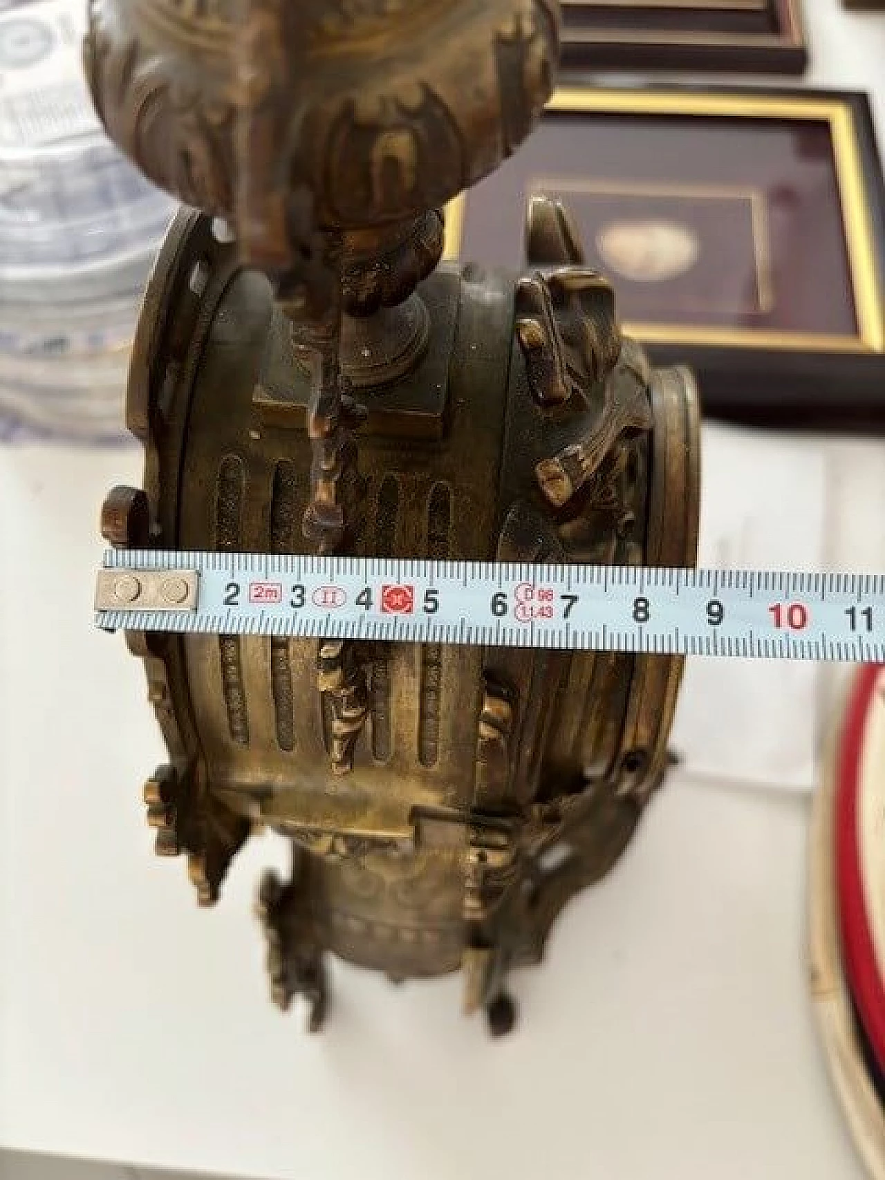 Baroque-style table clock in gilded and chiselled bronze, 1950s 8