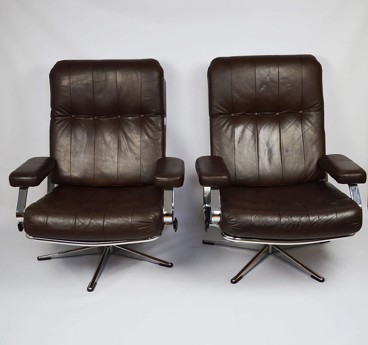 Coppia di sedie girevoli da ufficio in pelle con struttura cromata, anni '70 1