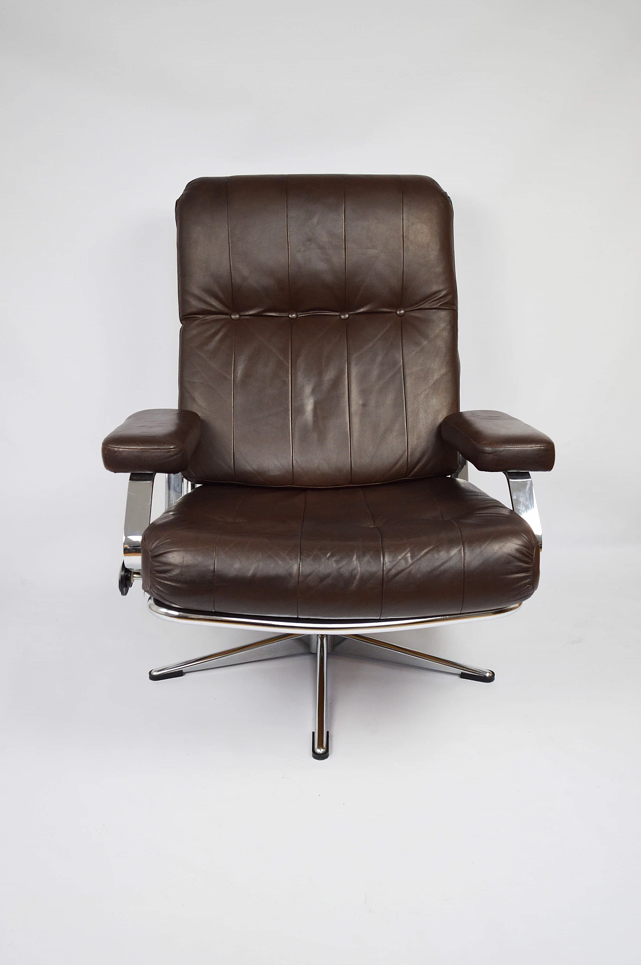 Coppia di sedie girevoli da ufficio in pelle con struttura cromata, anni '70 2