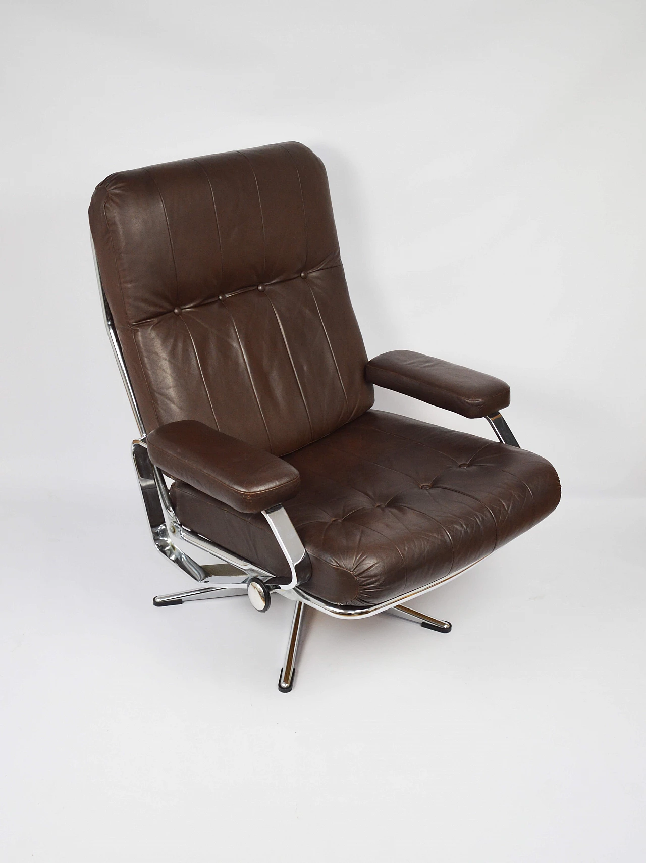 Coppia di sedie girevoli da ufficio in pelle con struttura cromata, anni '70 3