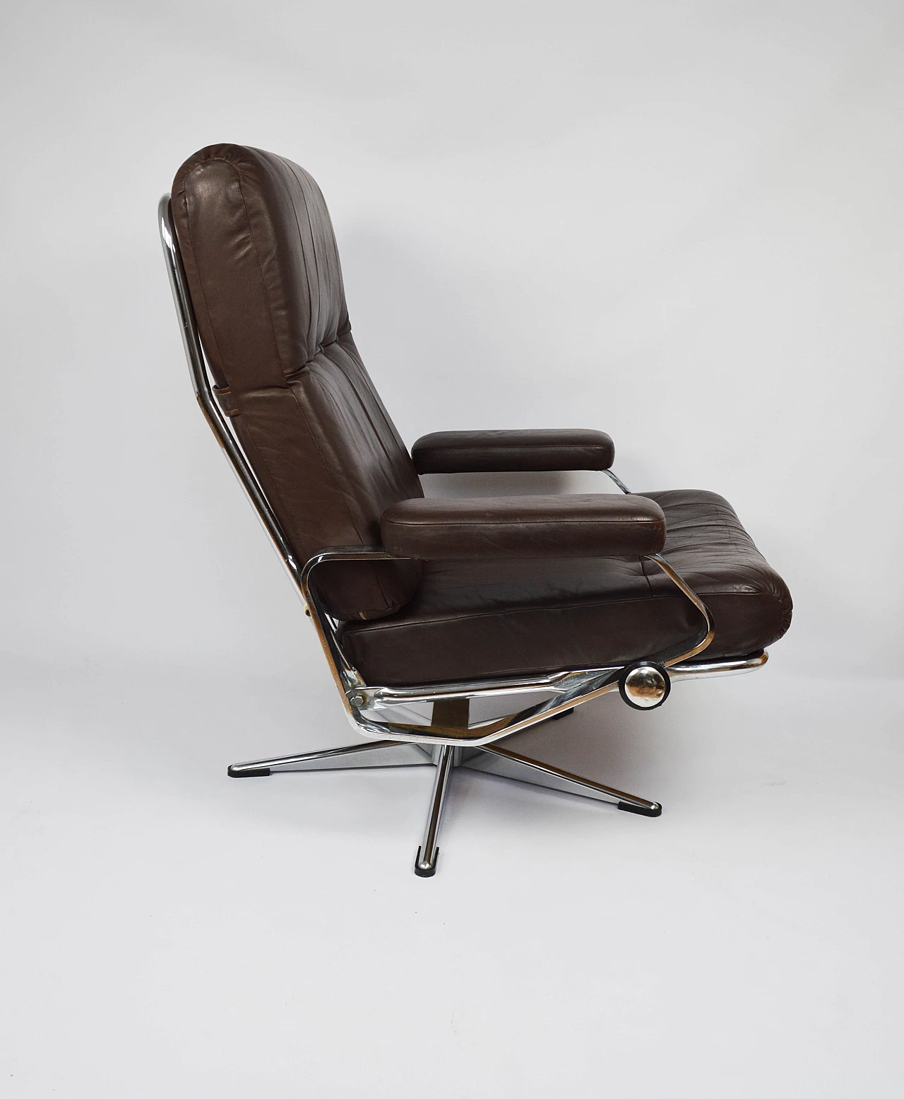 Coppia di sedie girevoli da ufficio in pelle con struttura cromata, anni '70 4