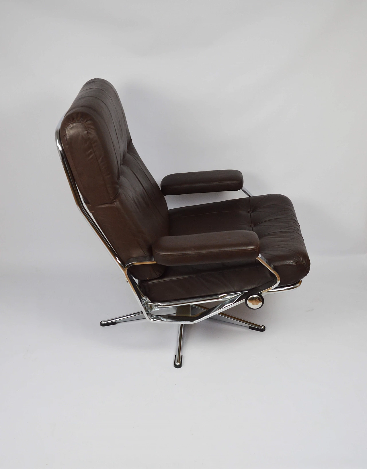 Coppia di sedie girevoli da ufficio in pelle con struttura cromata, anni '70 5