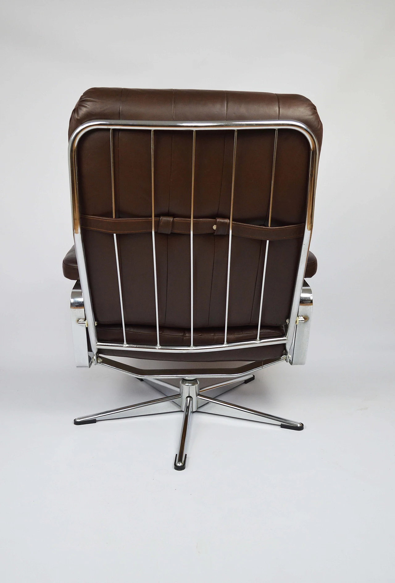 Coppia di sedie girevoli da ufficio in pelle con struttura cromata, anni '70 6