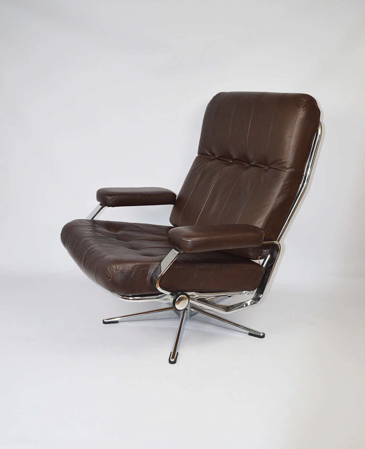 Coppia di sedie girevoli da ufficio in pelle con struttura cromata, anni '70 7