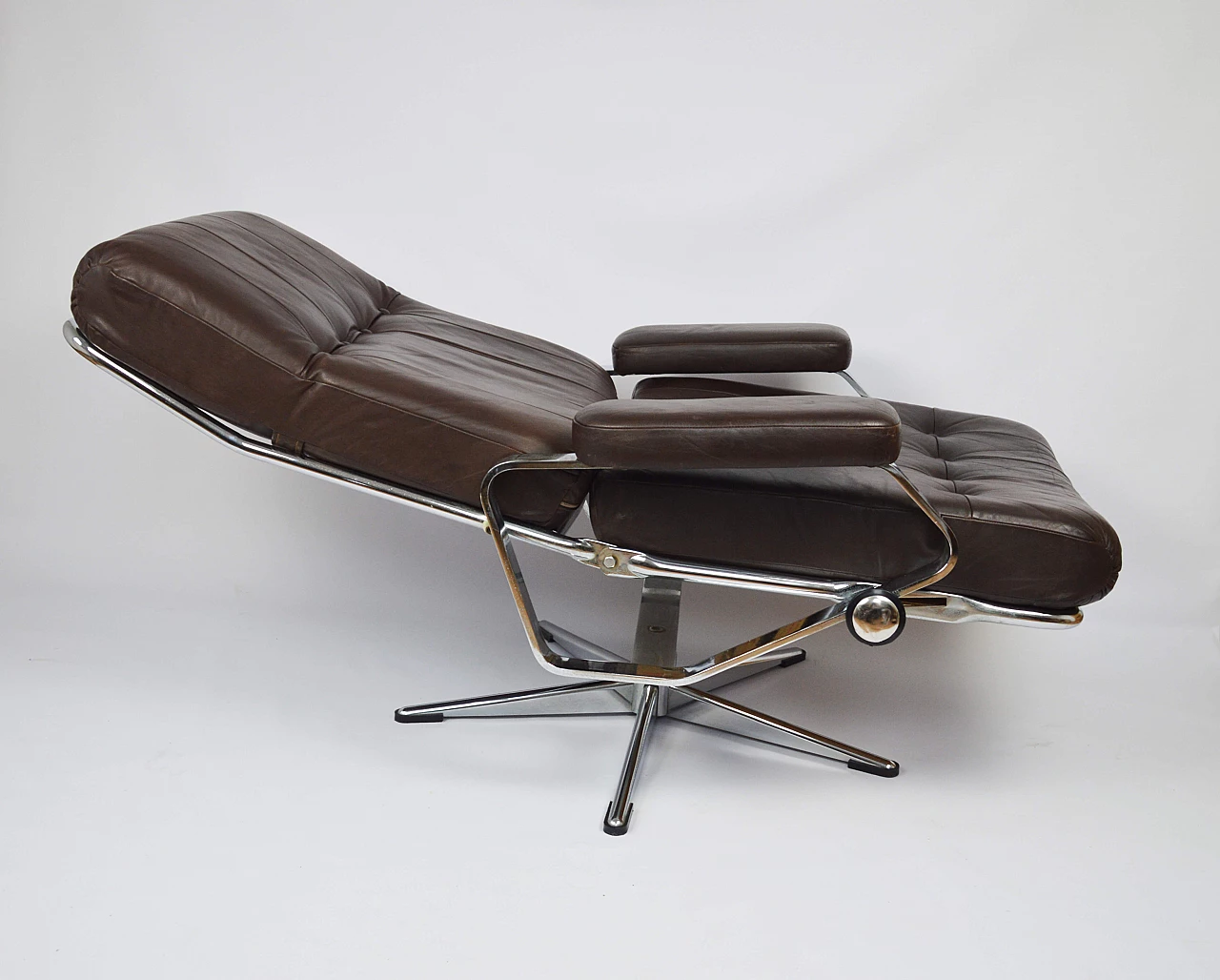 Coppia di sedie girevoli da ufficio in pelle con struttura cromata, anni '70 8