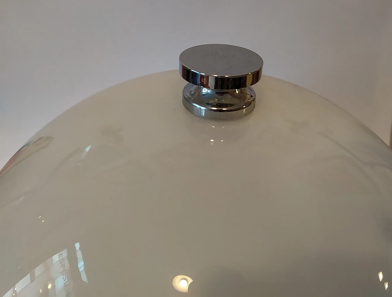 Lampada da tavolo Ufo in plexiglass bianco con struttura cromata, anni '70 1