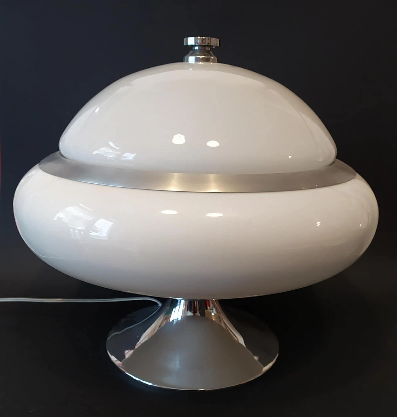 Lampada da tavolo Ufo in plexiglass bianco con struttura cromata, anni '70 3