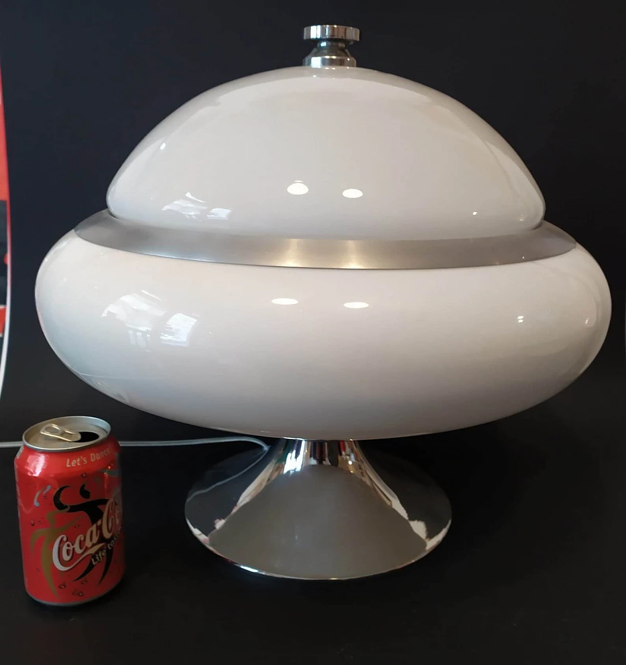 Lampada da tavolo Ufo in plexiglass bianco con struttura cromata, anni '70 4