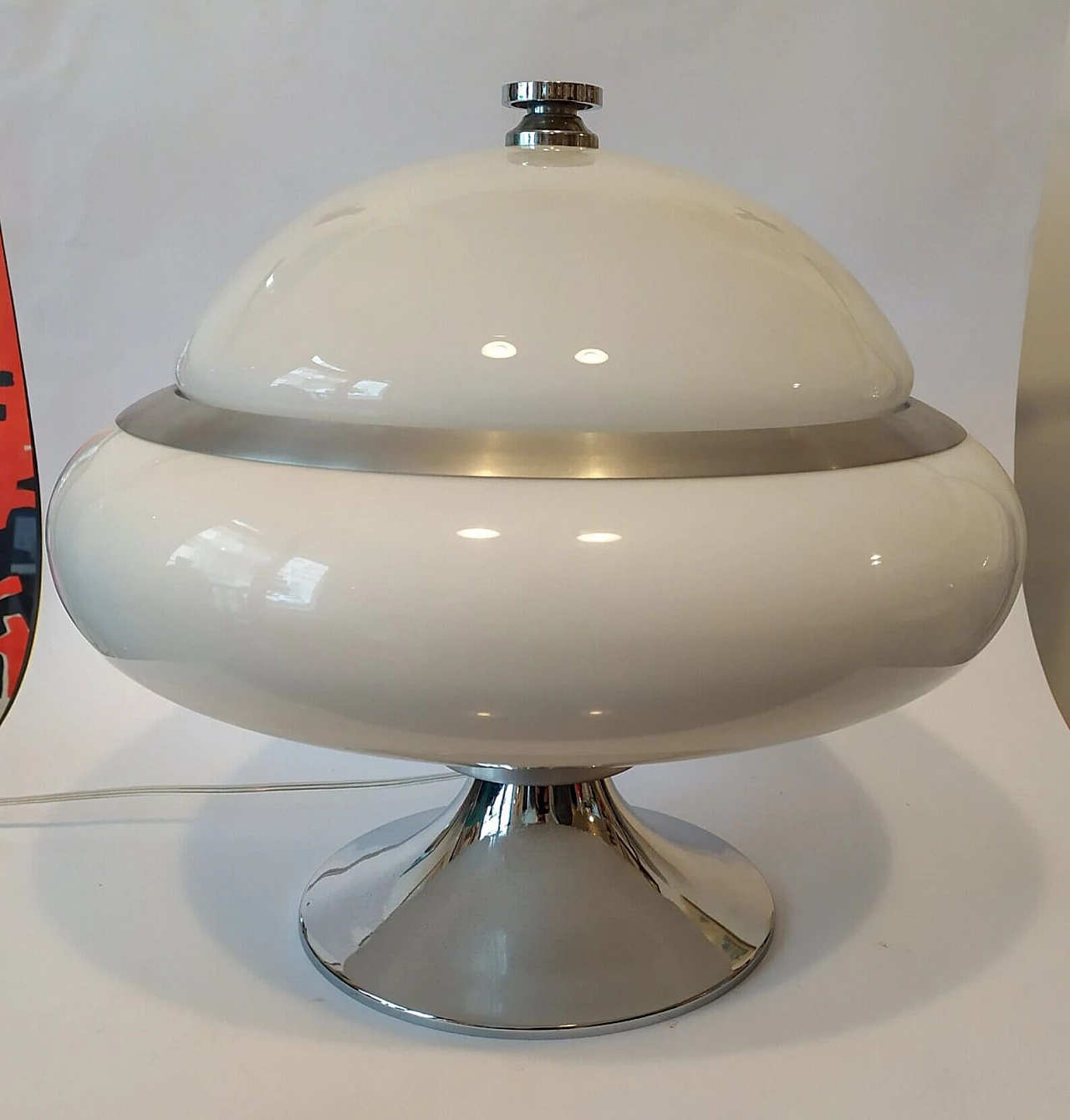 Lampada da tavolo Ufo in plexiglass bianco con struttura cromata, anni '70 6