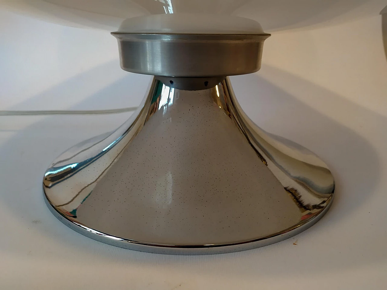 Lampada da tavolo Ufo in plexiglass bianco con struttura cromata, anni '70 7