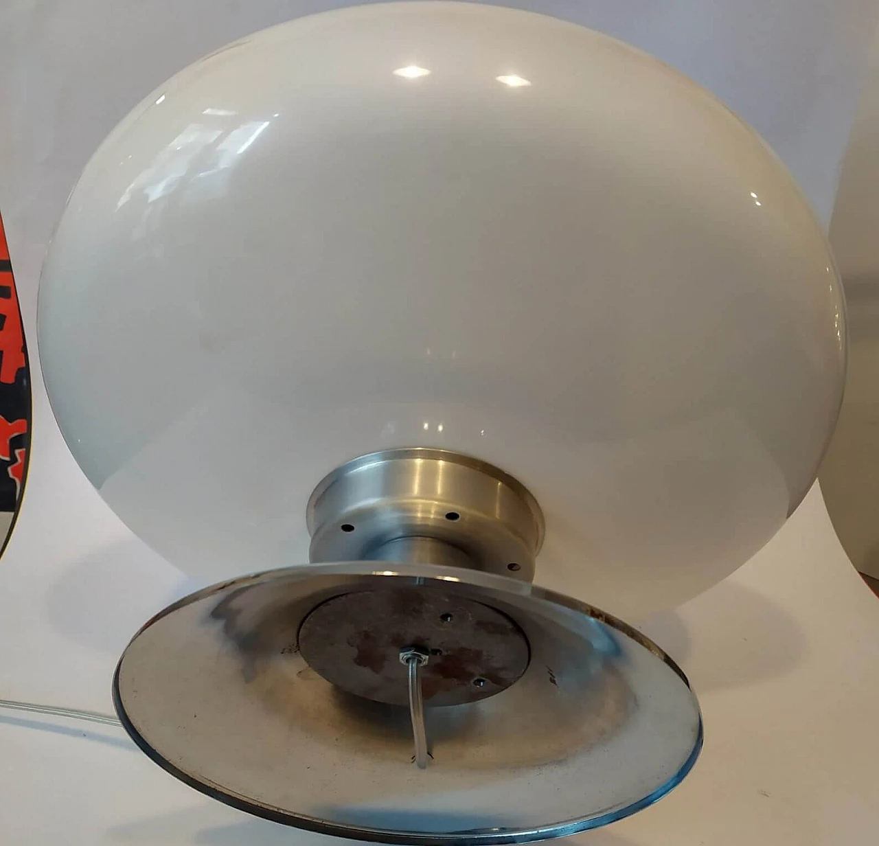 Lampada da tavolo Ufo in plexiglass bianco con struttura cromata, anni '70 8