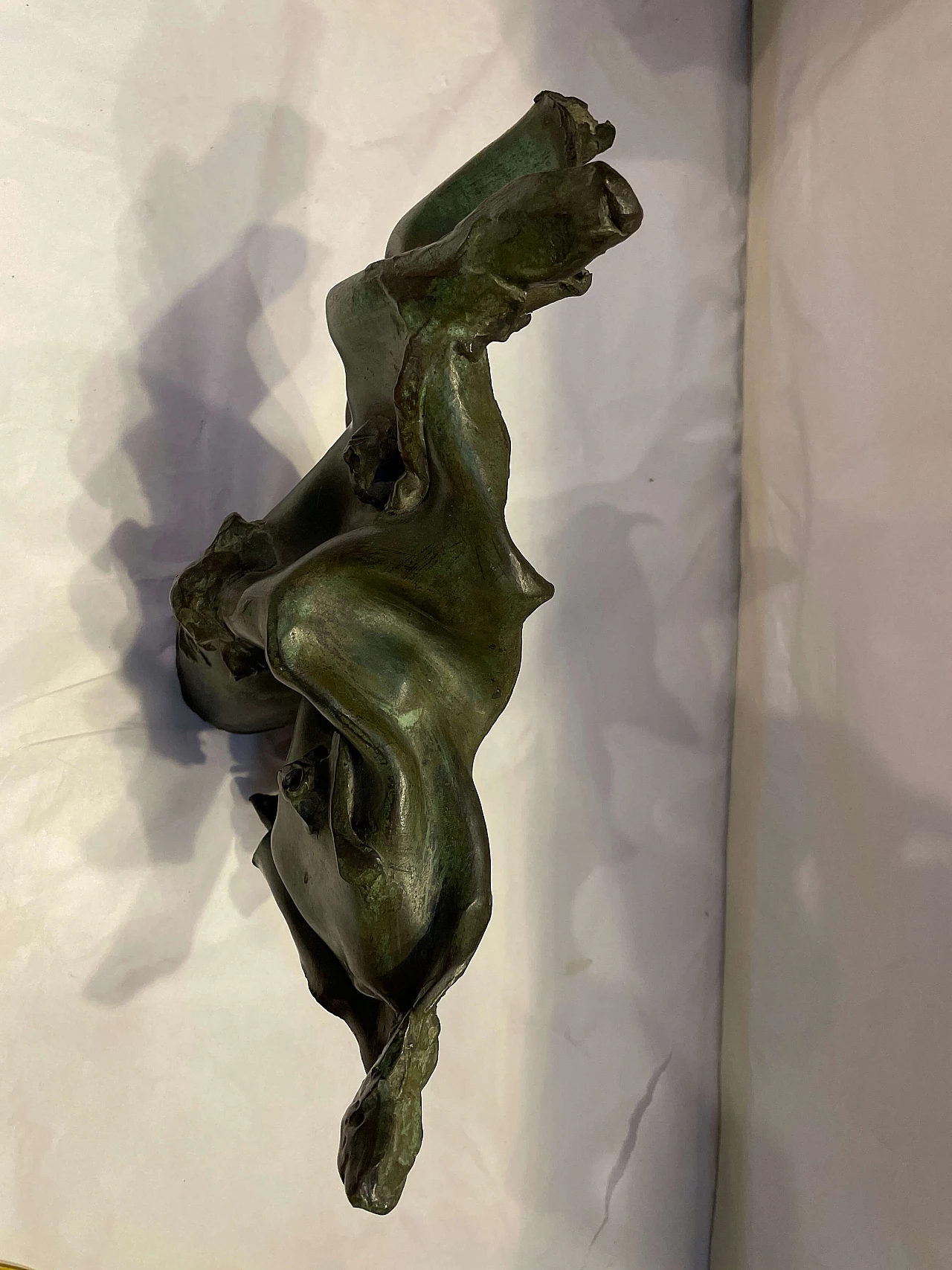 Scultura di toro astratto in bronzo patinato verde 3