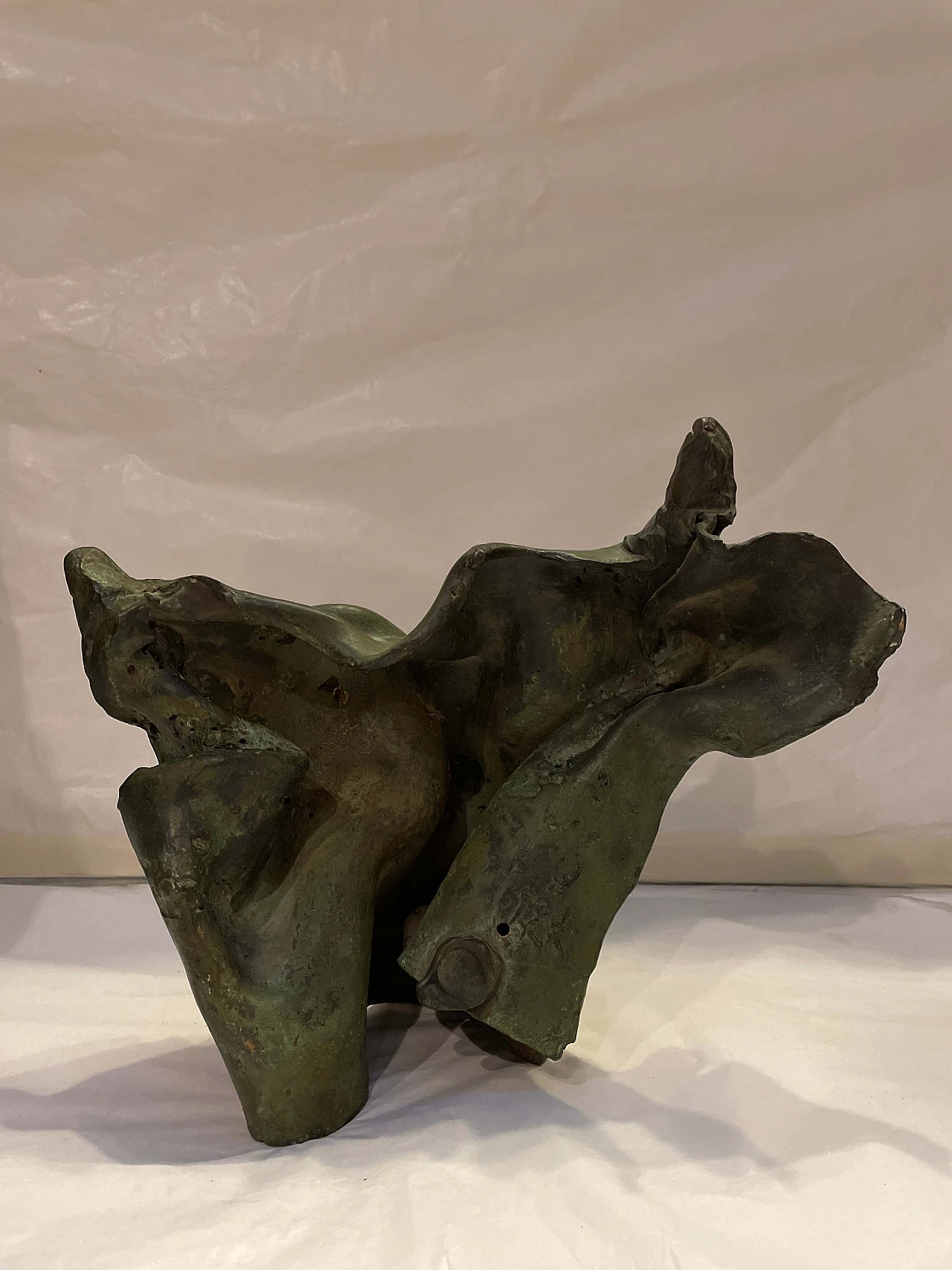 Scultura di toro astratto in bronzo patinato verde 5