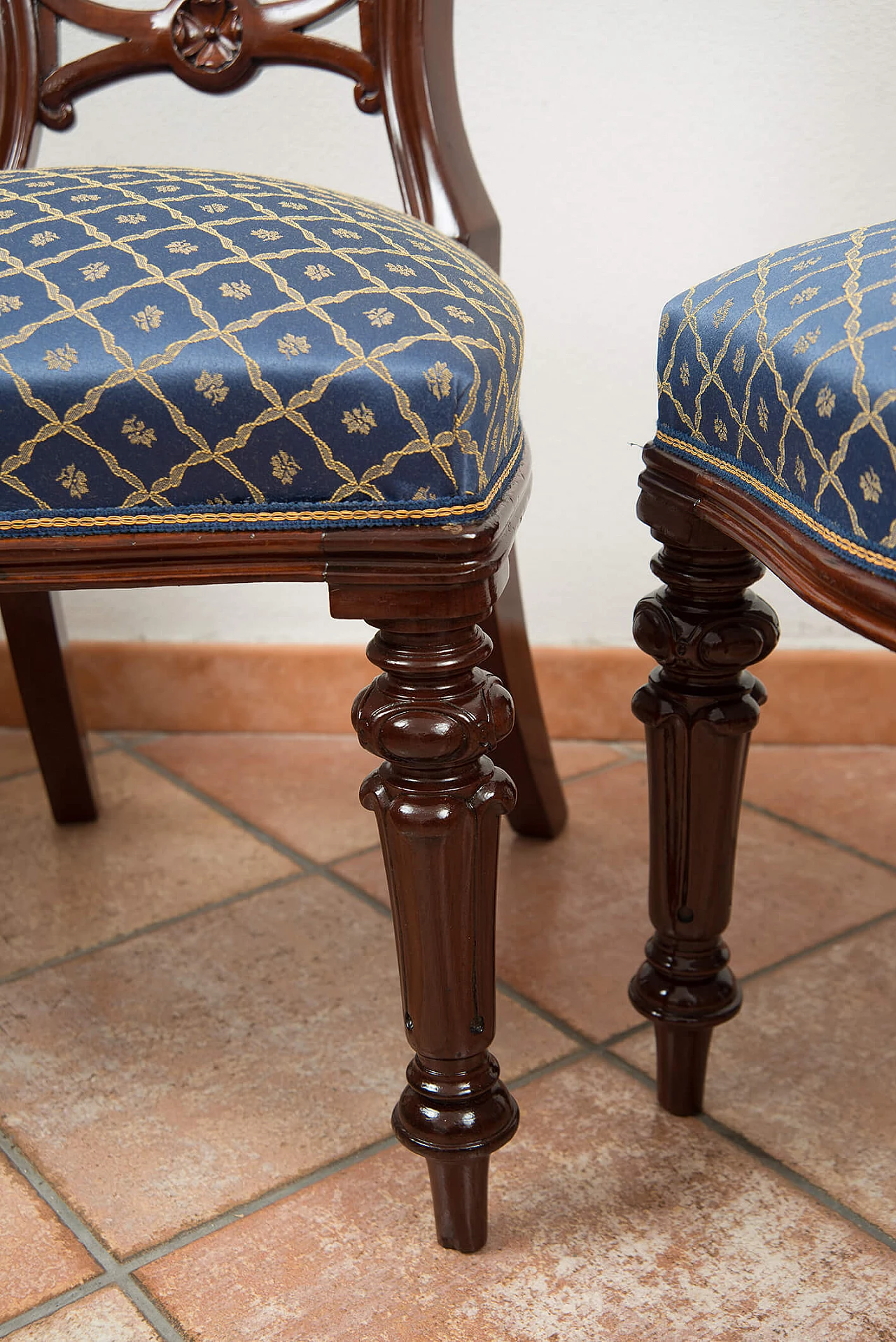 4 Victorian solid mahogany chairs, first half of the 19th century 3