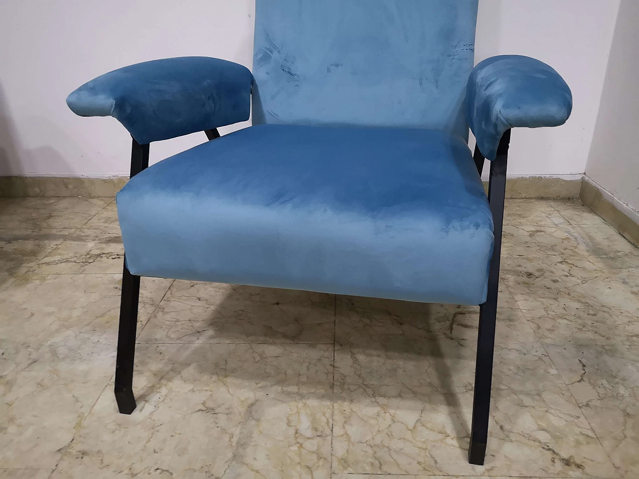 Pair of blue velvet armchairs with iron frame, 1970s 12