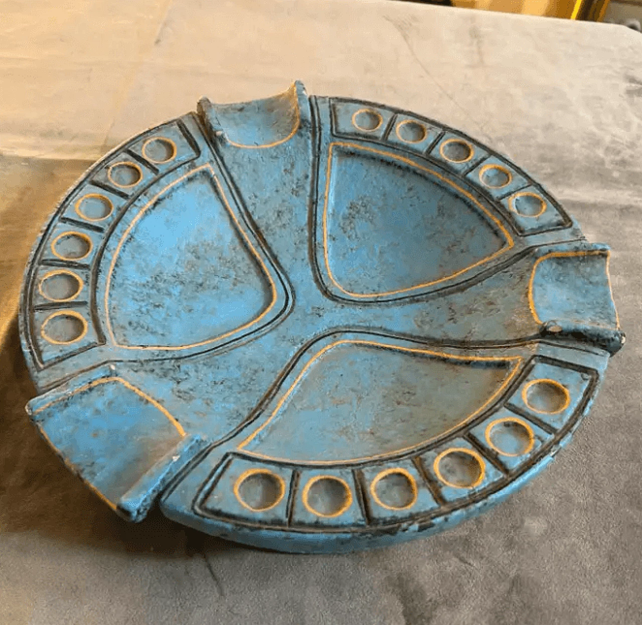 Etruscan-inspired blue and yellow ceramic ashtray by Casucci, 1960s 4