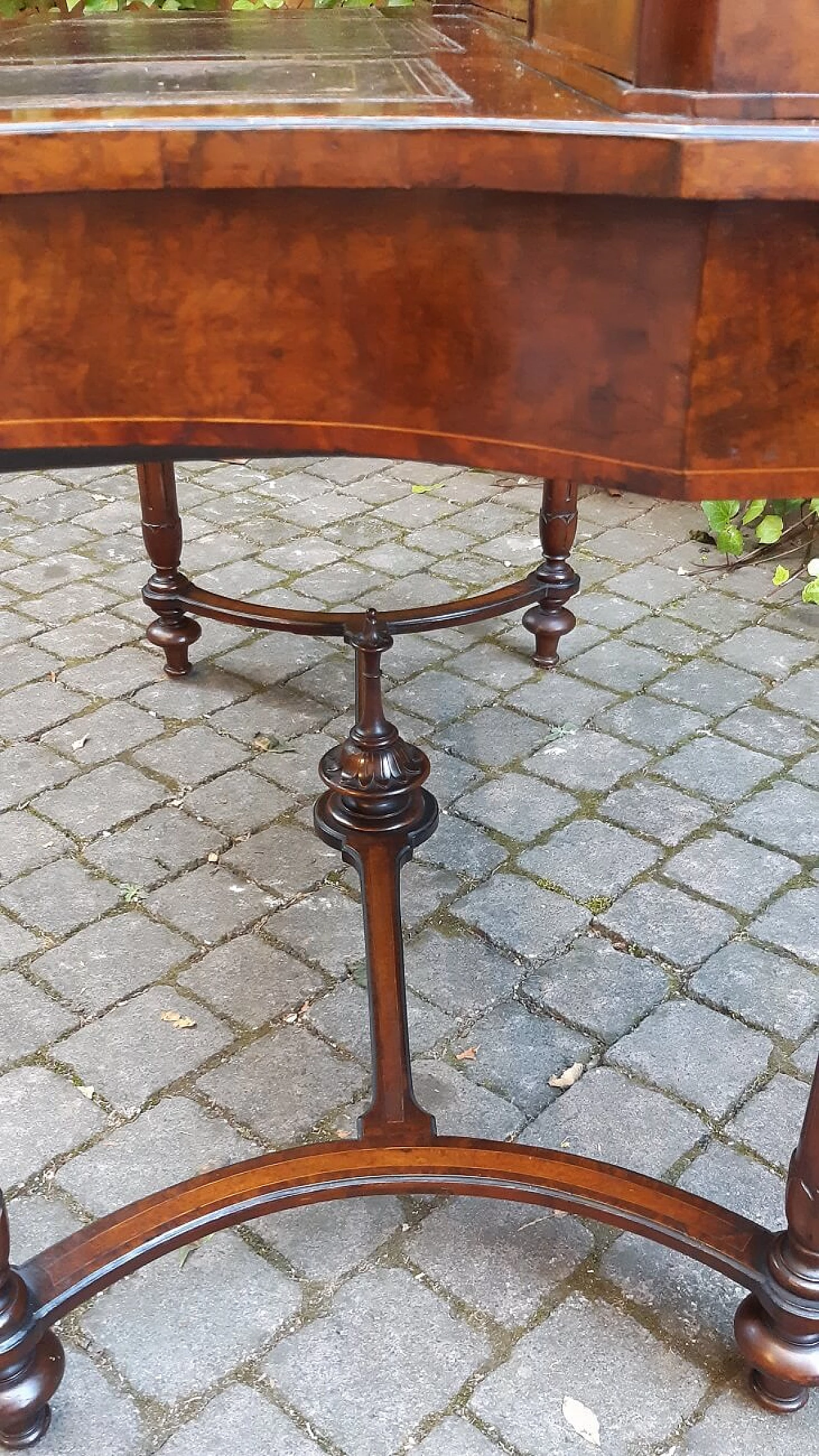 Lombard Napoleon III walnut-root writing desk with riser, 19th century 7