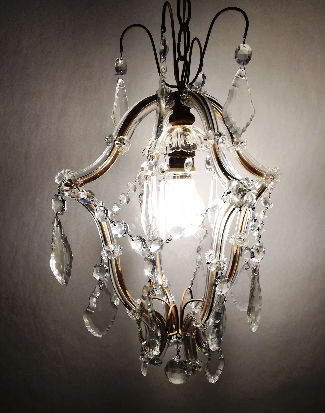 Lampadario in metallo dorato con cristalli in stile Maria Teresa, anni '50 2