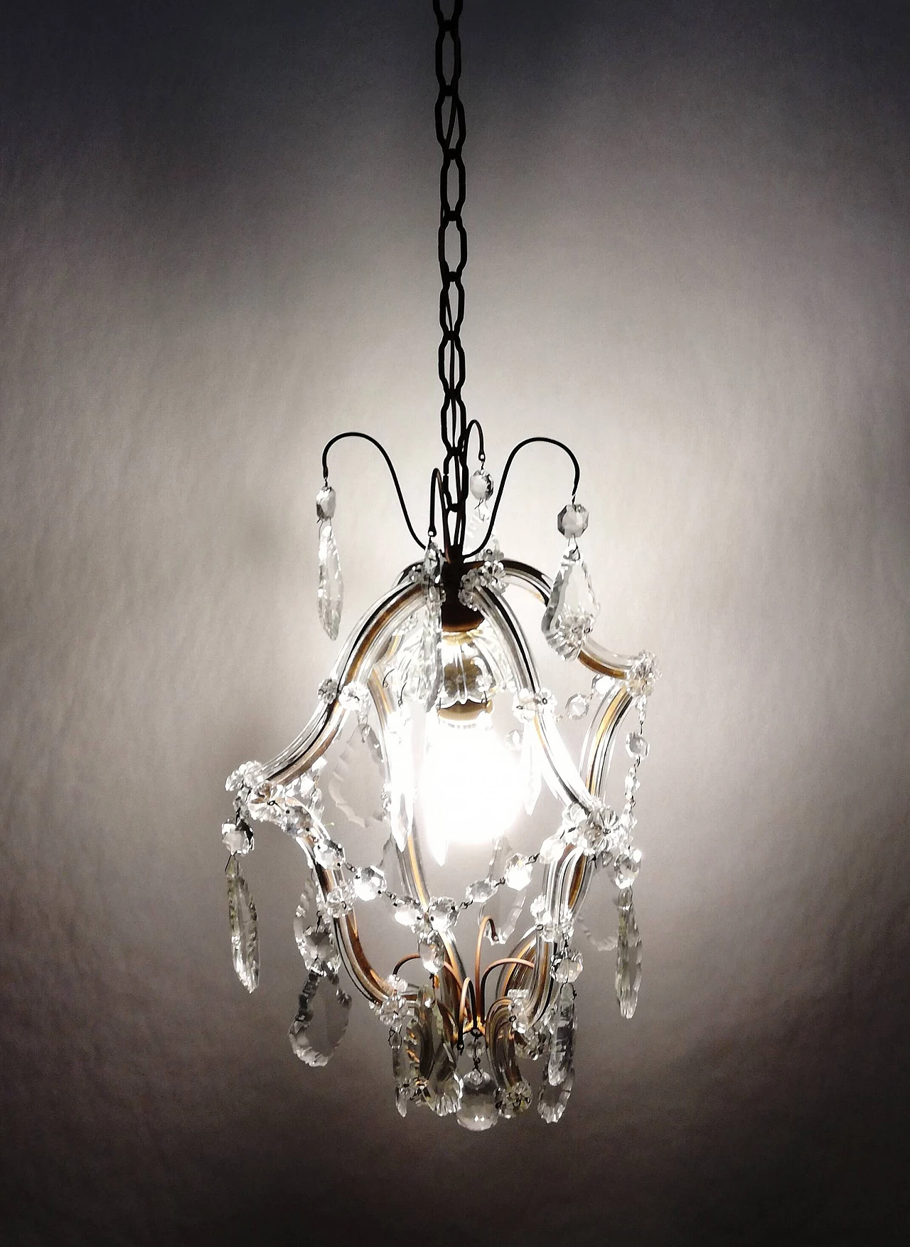 Lampadario in metallo dorato con cristalli in stile Maria Teresa, anni '50 3