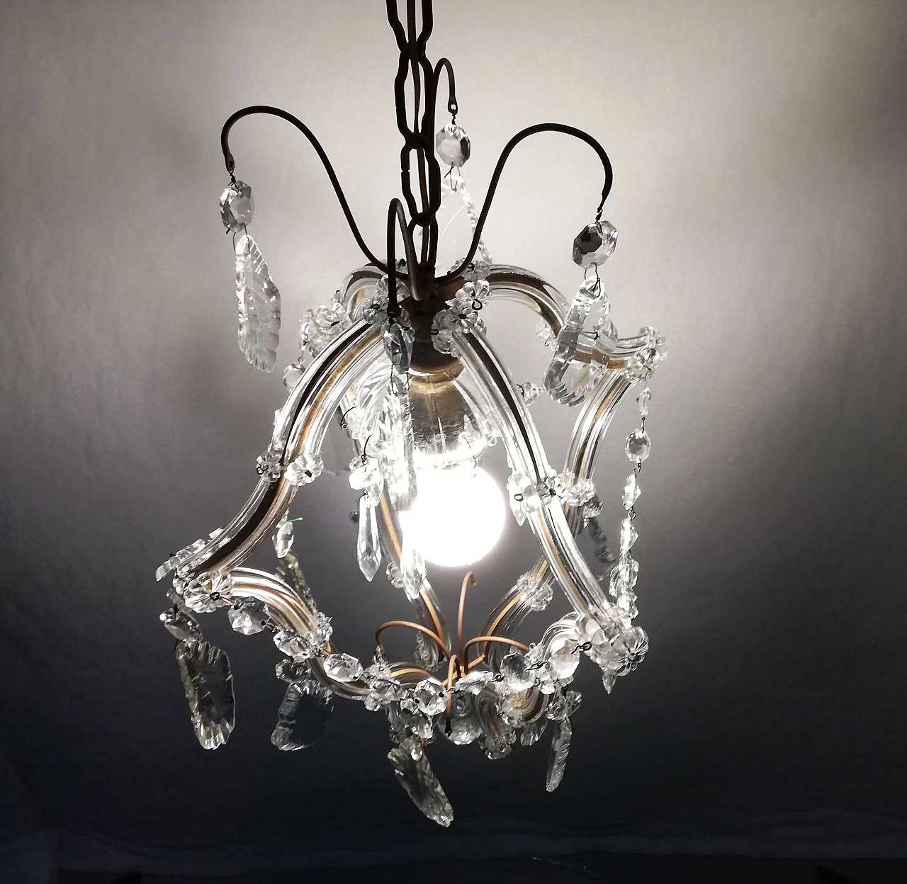 Lampadario in metallo dorato con cristalli in stile Maria Teresa, anni '50 5