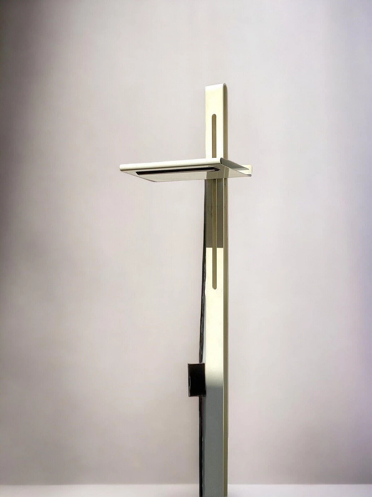 White enamelled metal floor lamp in the style of Artemide, 1970s 1