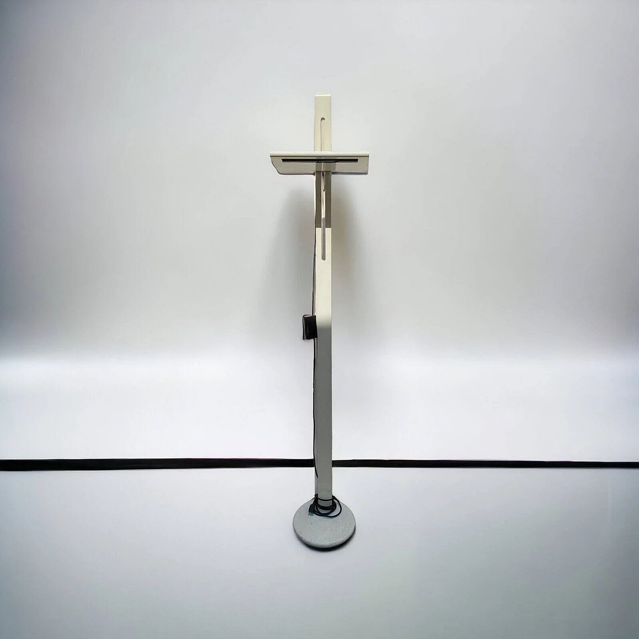 White enamelled metal floor lamp in the style of Artemide, 1970s 3