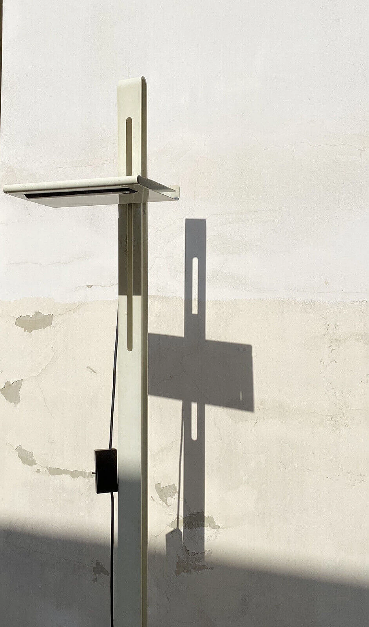 White enamelled metal floor lamp in the style of Artemide, 1970s 6