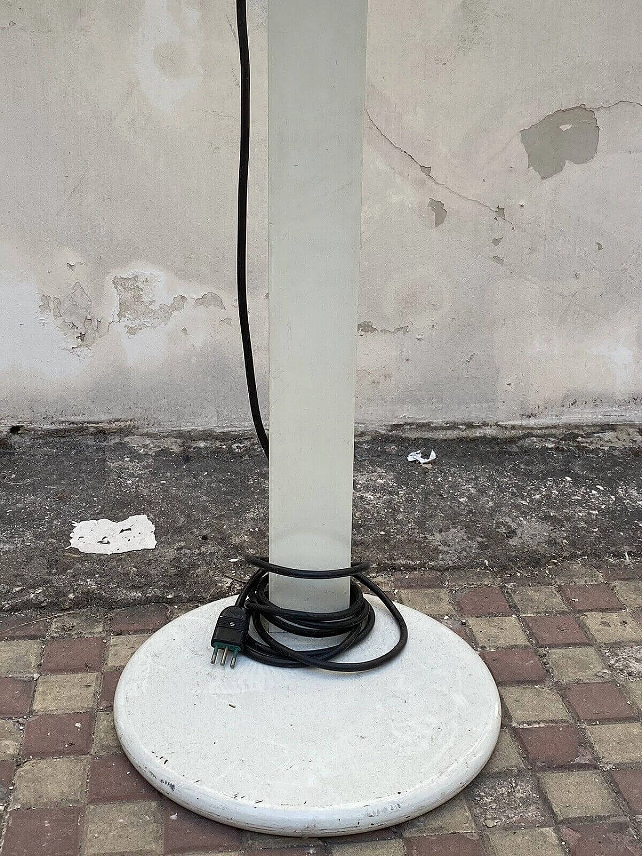 White enamelled metal floor lamp in the style of Artemide, 1970s 10