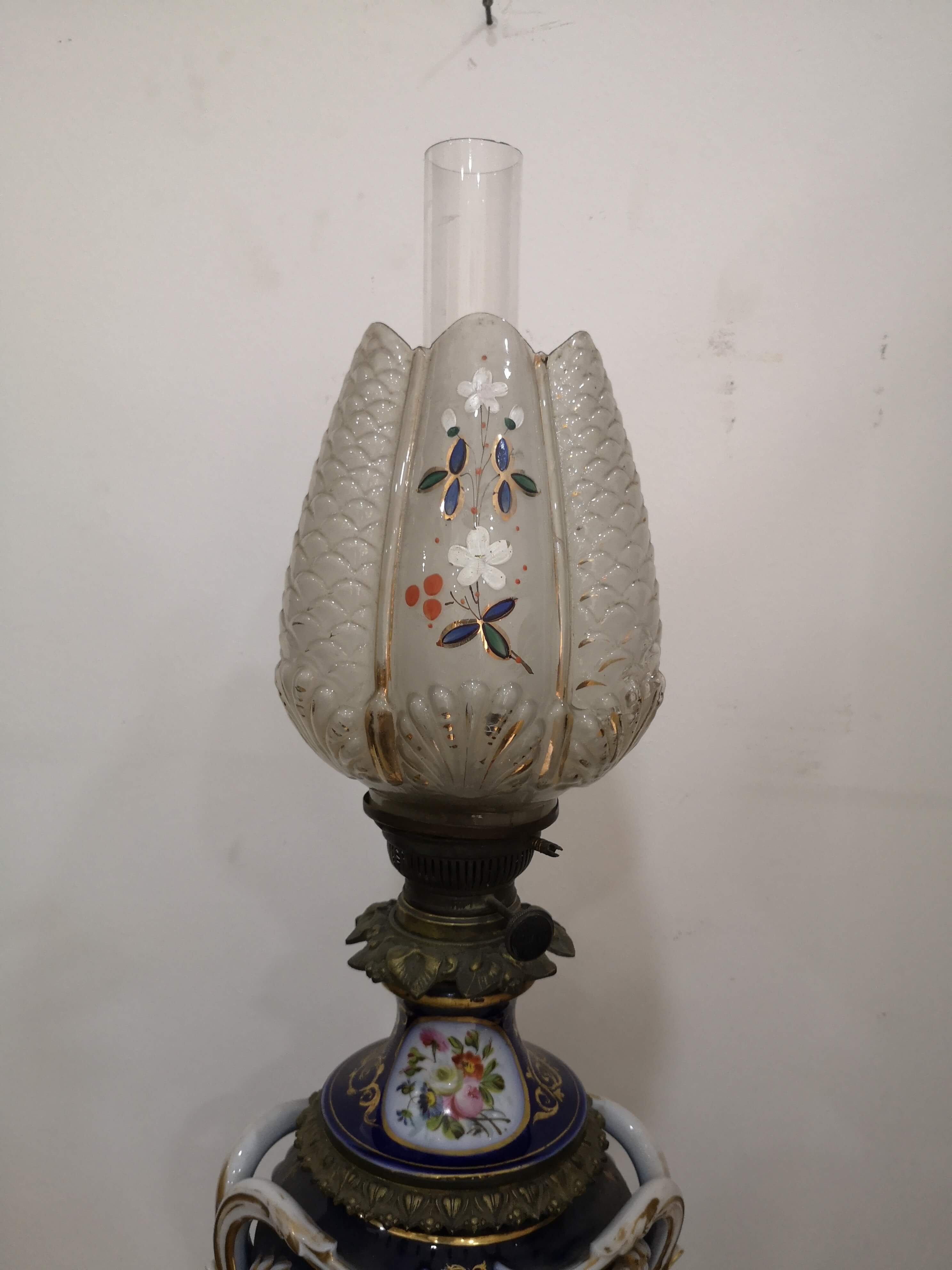 Lampada a petrolio in ottone e porcellana dipinta. Francia, seconda metà  '800 - La Bottega Margutta