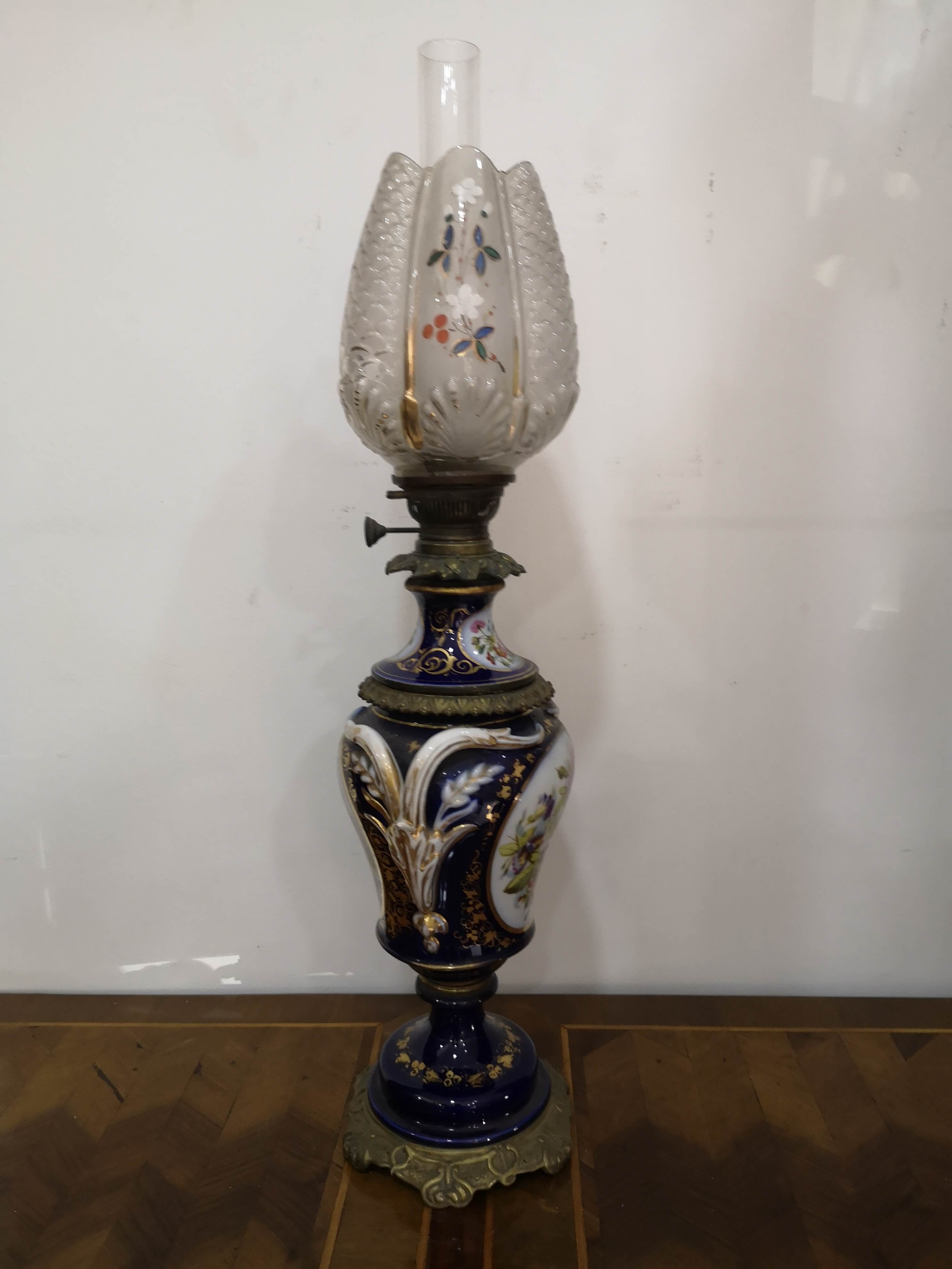 Lampada a petrolio in ottone e porcellana dipinta. Francia, seconda metà  '800 - La Bottega Margutta