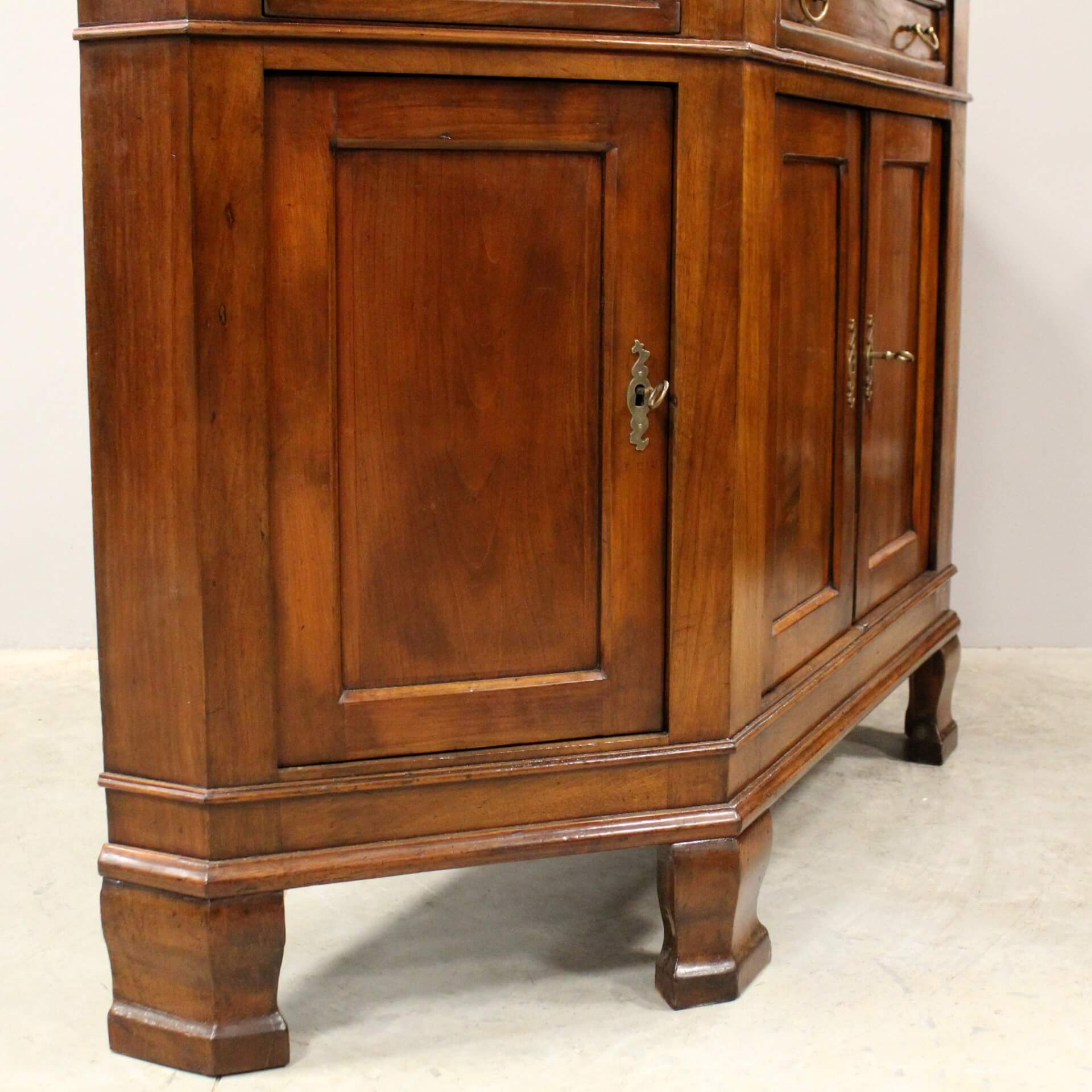 Credenza scantonata in ciliegio massello a quattro ante, fine '700